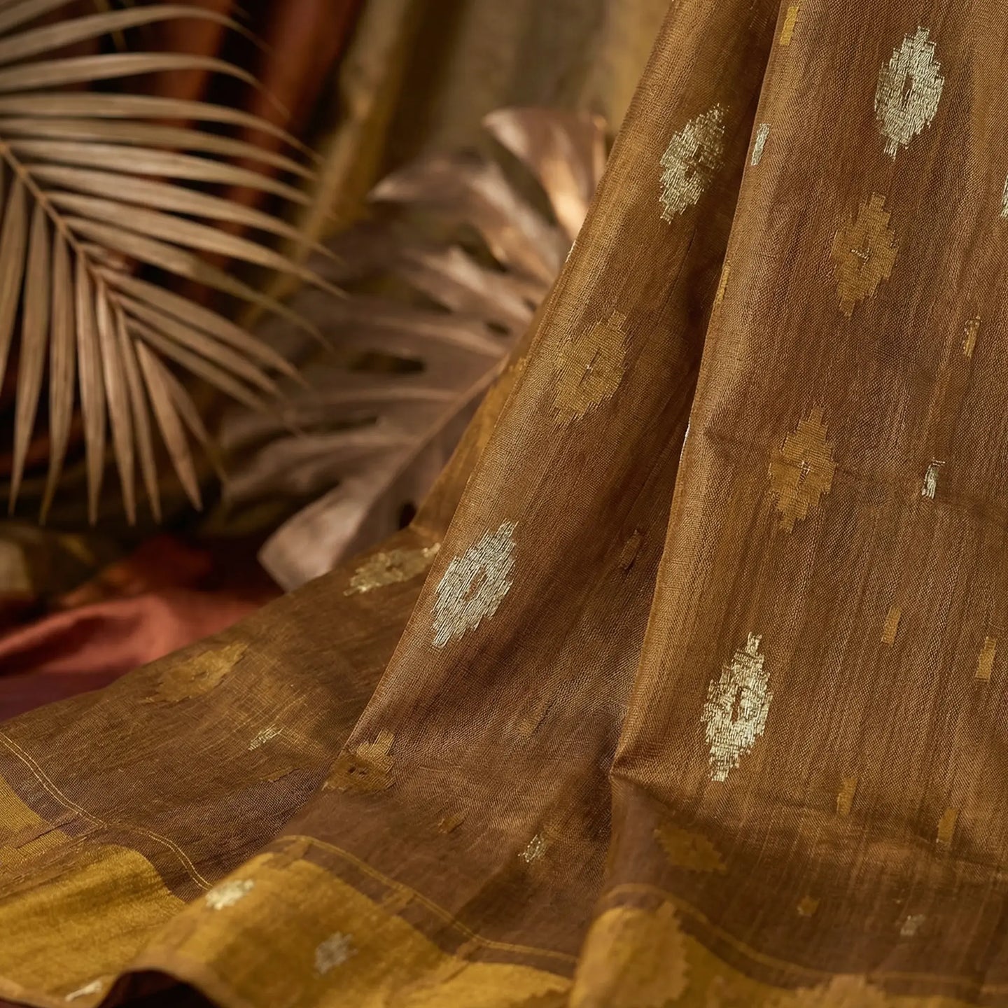 Earthy Brown Handloom Dhakai Jamdani Saree: Soft Texture, Traditional Motifs